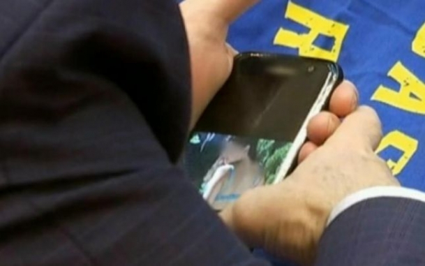 Ce făcea un senator în timpul ședinței solemne