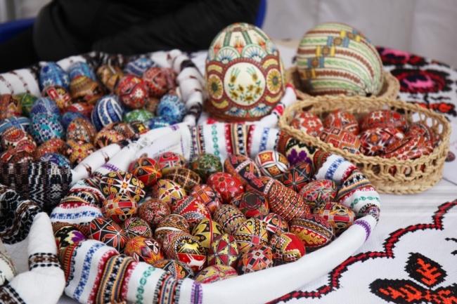 Coșuri cu mâncare, aduse la biserică pentru binecuvântare