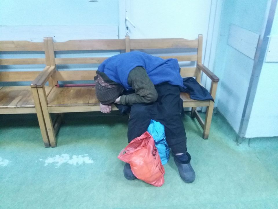 Bătrână umilită în spital