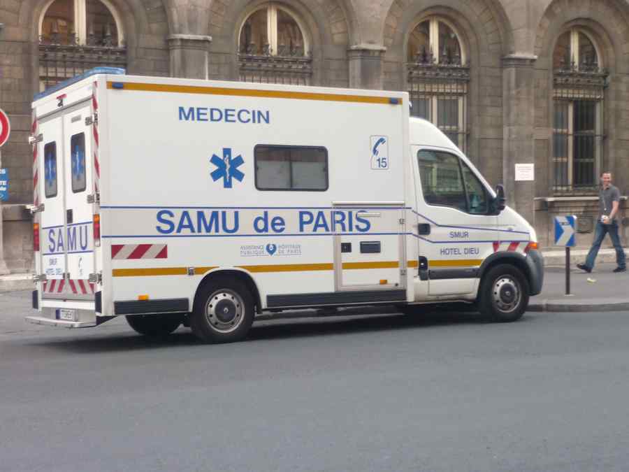 Un bărbat a murit după ce o femeie a căzut peste el