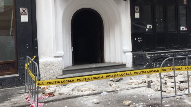 Bucăți de tencuială prăbușite peste mașini