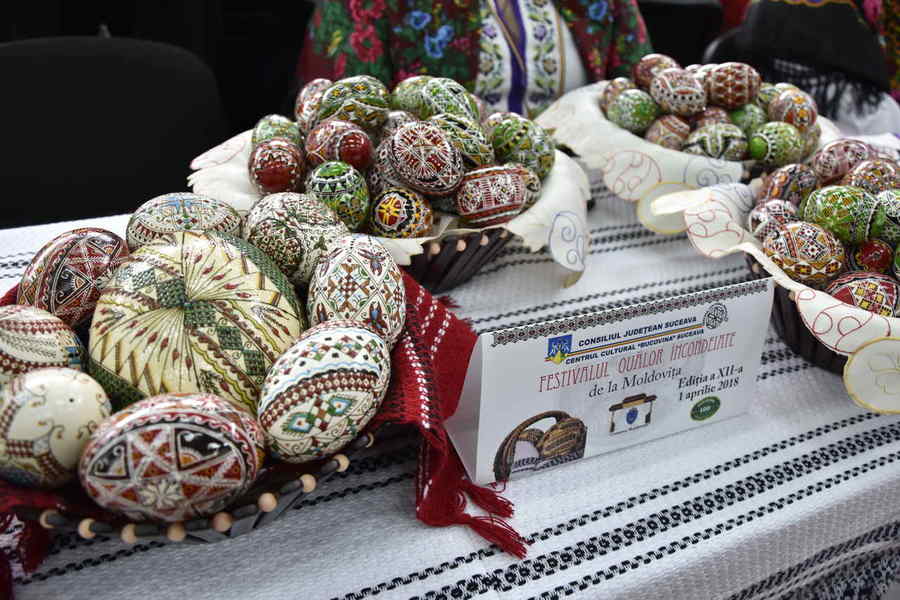 Arta încondeierii ouălor în Moldovița (GALERIE FOTO)
