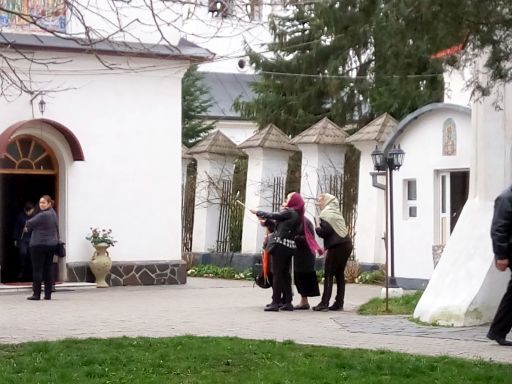 Ce făceau credincioasele la biserică