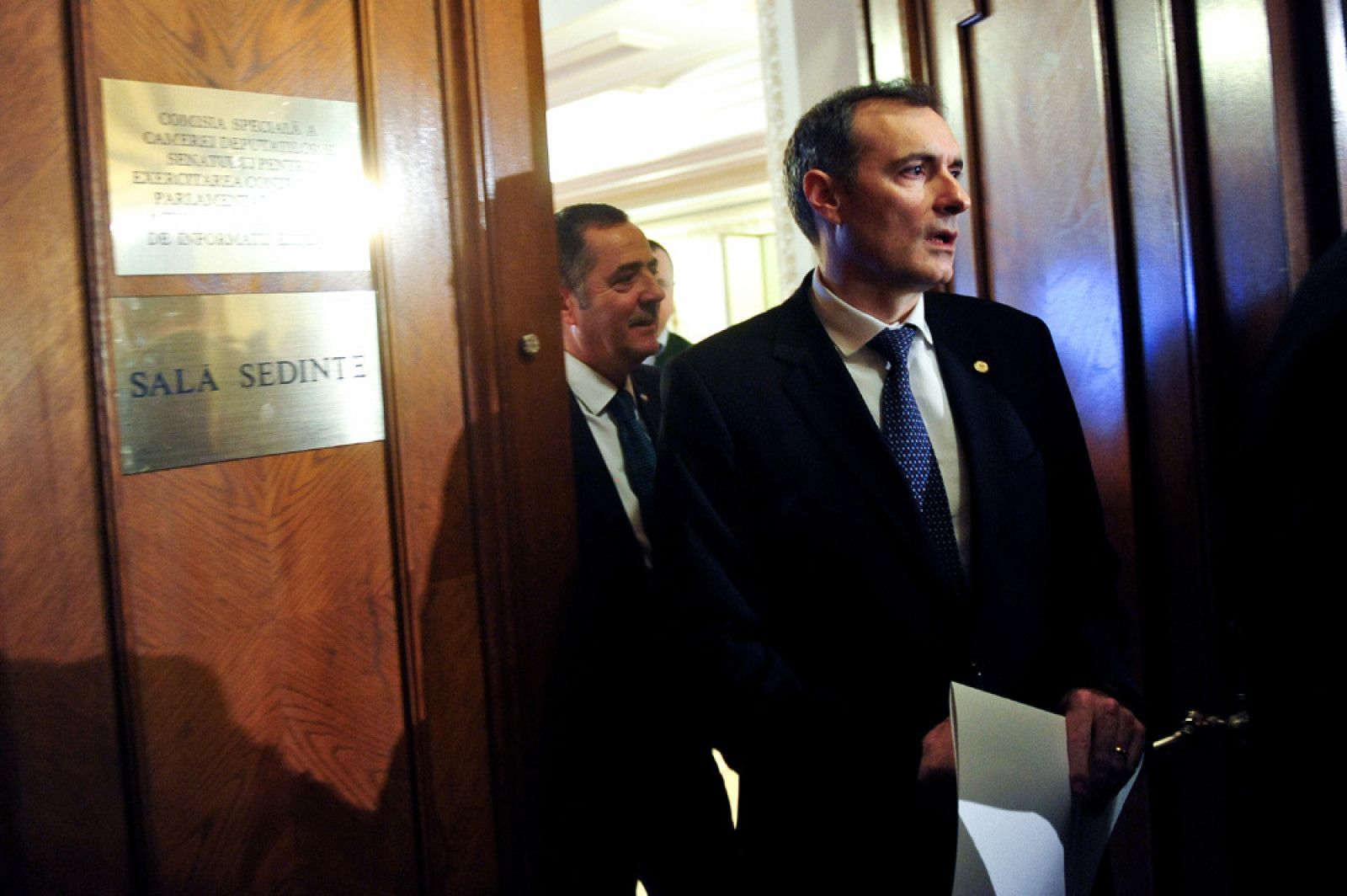 SF Politic – Toate Serviciile Secrete din lume sunt disperate