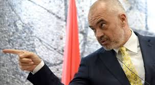 Premierul, atacat cu ouă și făină