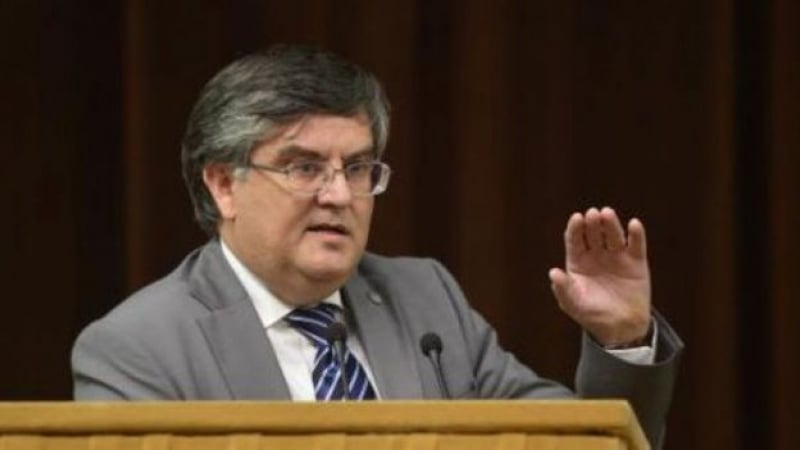 Rectorul Universităţii Bucureşti, Mircea Dumitru, acuzat de lipsă de onestitate