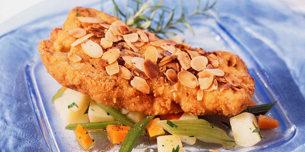 Piept de curcan crocant, cu migdale