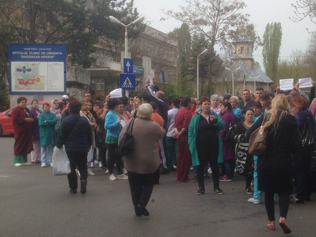 Zeci de angajați ai Spitalului de Urgență „Bagdasar Arseni” protestează