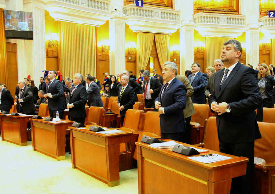 Parlamentarii se țin de nebunii