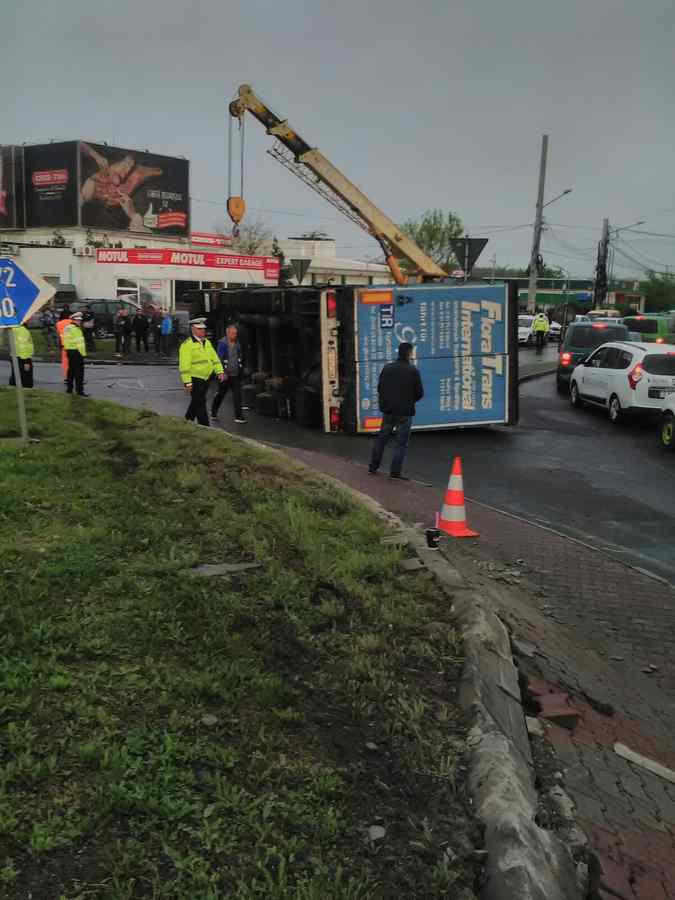 Restricţii de trafic la Mogoşoaia, după un accident de tir