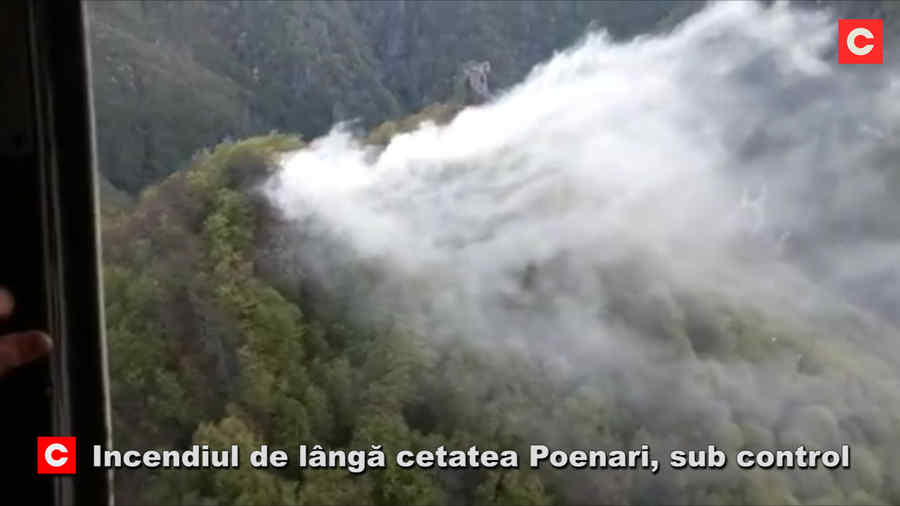 Pompierii  intervin încă la incendiul de lângă Poenari