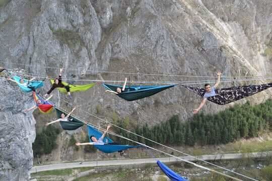 Relaxare în hamace, la 200 m înălțime