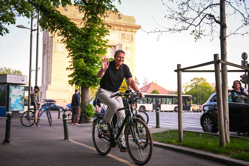 Iohannis, omul cu bicicleta. Dar şi cu mârţoaga