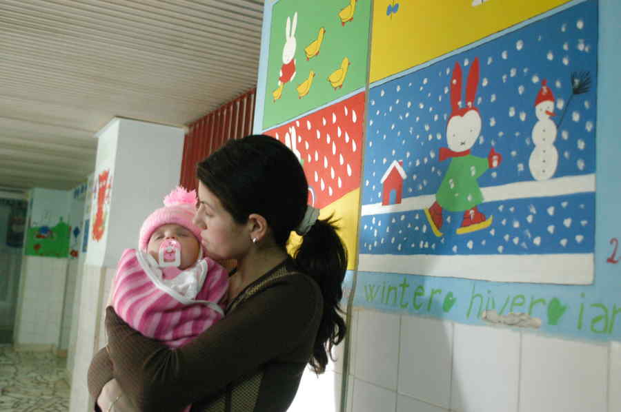 Bebeluși tratați cu sfaturi de pe Internet