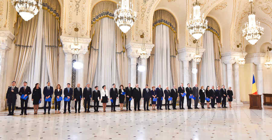 Guvernarea, transformată în teatrul absurdului