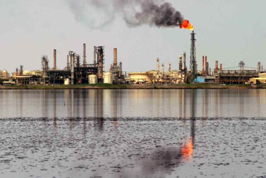 Reducere istorică a producției de petrol, dar barilul se ieftinește