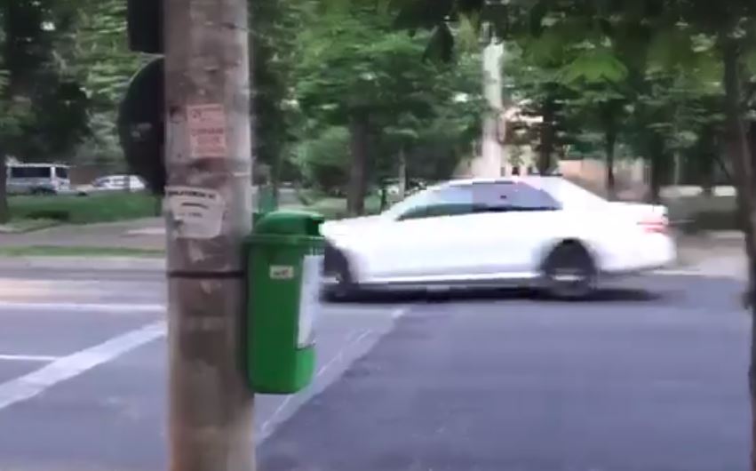 Zbor deasupra unei treceri de pietoni (video)