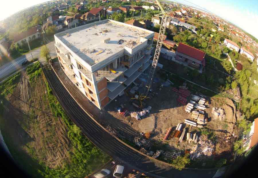 O sută de familii își caută dreptatea în instanță