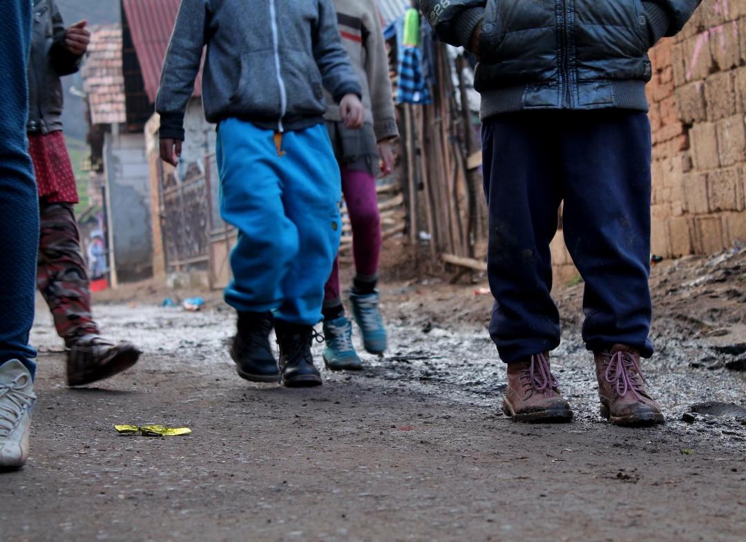 Elevii din 300 de şcoli vor avea asigurată o masă caldă pe zi