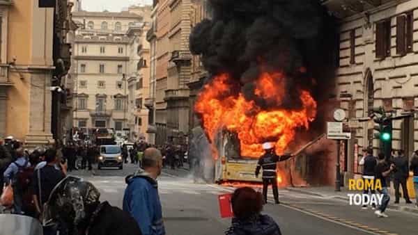 (VIDEO) Panică la Roma – Un autobuz a luat foc