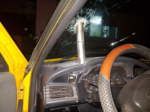 Maşină avariată de o rachetă de semnalizare