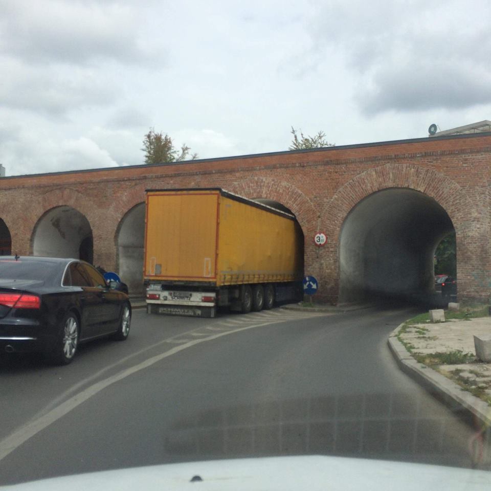 Un TIR a intrat în tunelul Bastionului Theresia