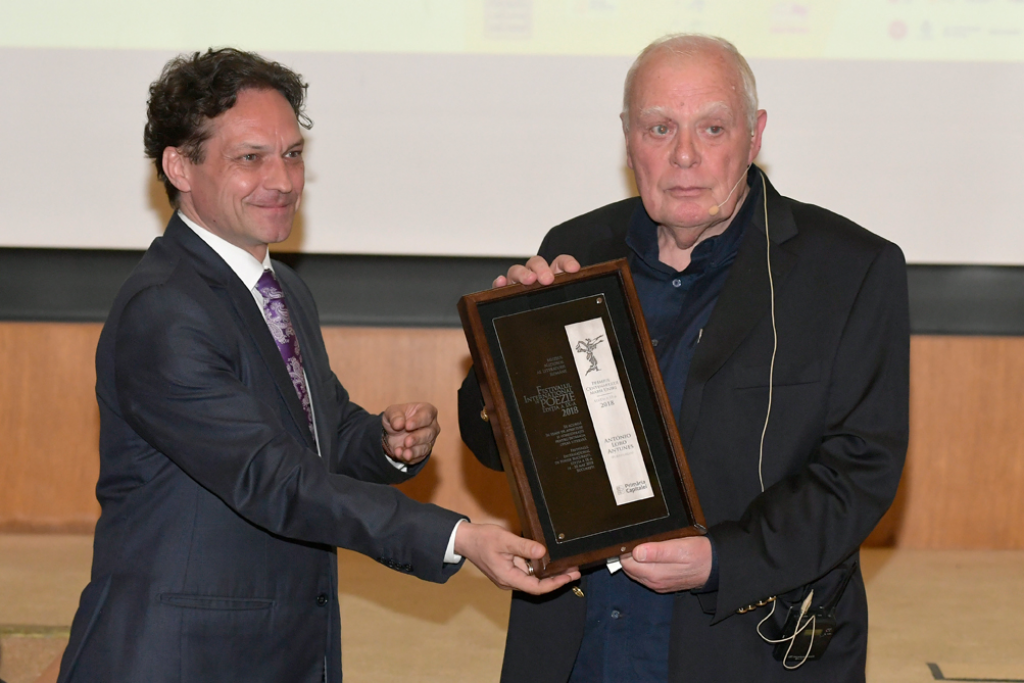 O seară bucureşteană convertită la poezie. Celebrul scriitor portughez António Lobo Antunes, premiat la FIPB