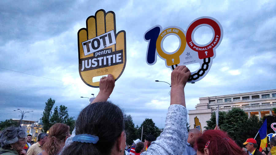 Incidente în Piața Victoriei după decizia CCR