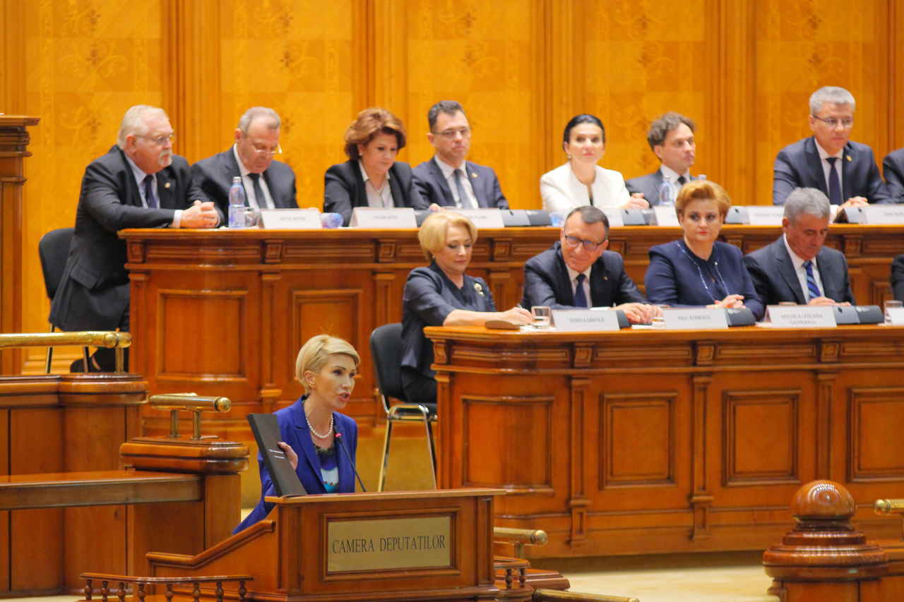 Unde dai și unde crapă