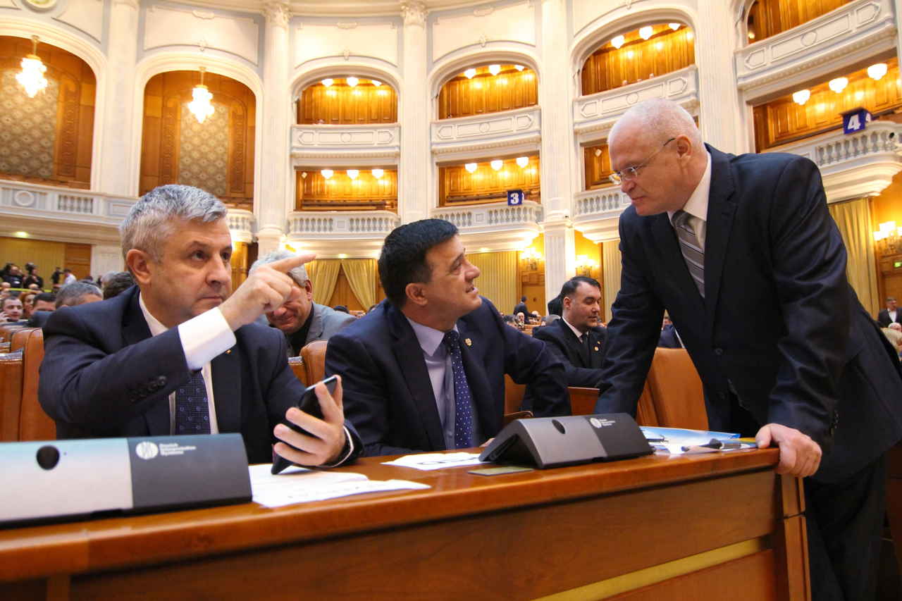 Foștii parlamentari își apără cu dinții pensiile speciale: „Extrem de grav”