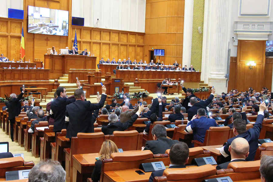 Parlamentarii liberali, cu sabia deasupra capului. Vezi ce ameninţare au primit