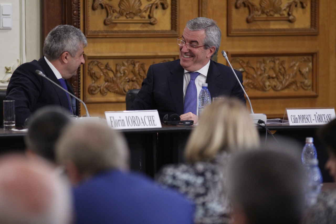 Tăriceanu îi ironizează: „Mă bufneşte râsul”