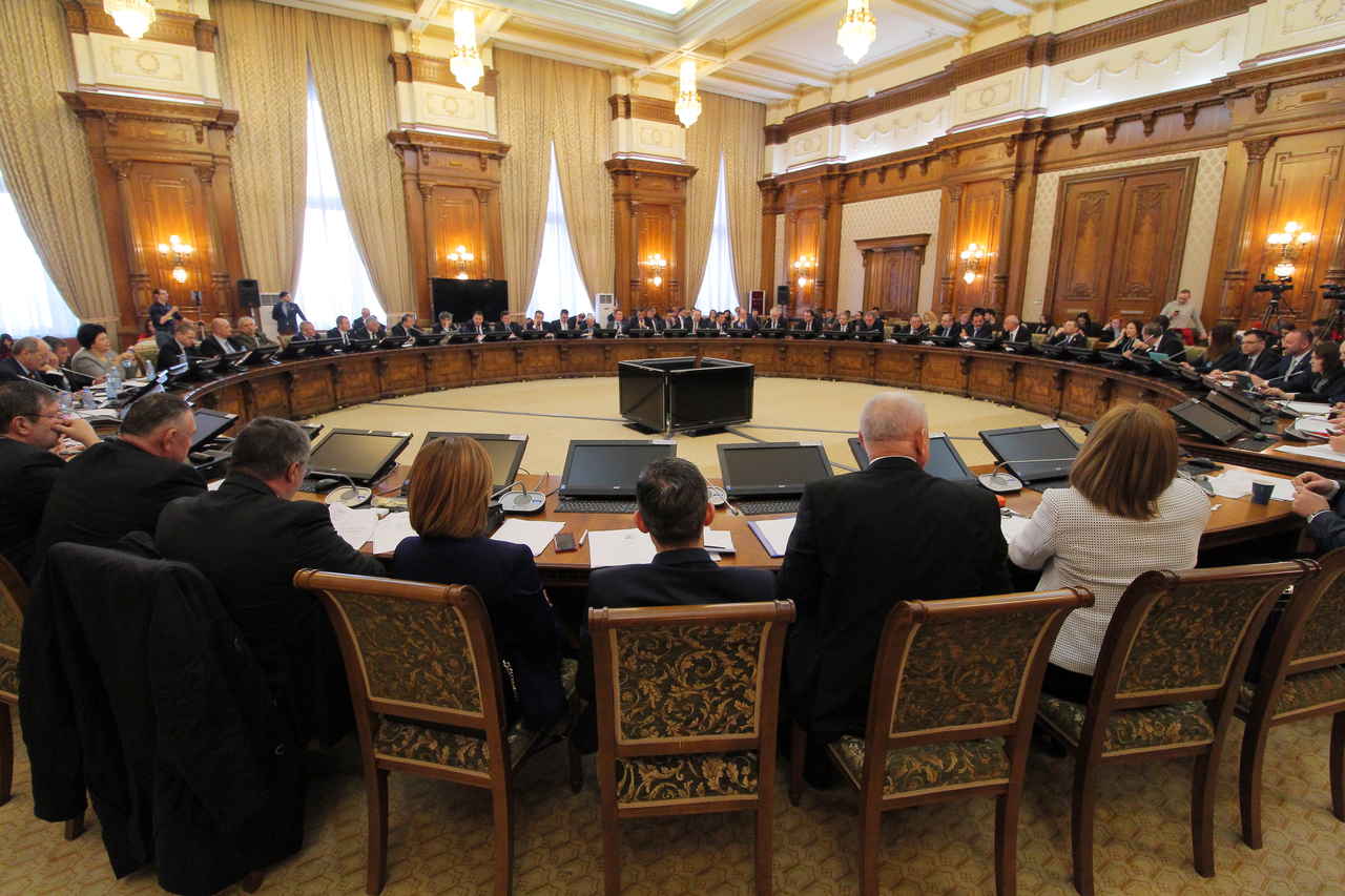 Bugetul de stat, ca-n brânză la comisii