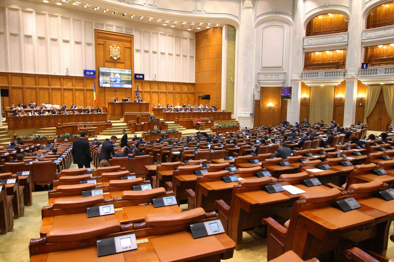 Liberalii, persiflaţi la citirea moţiunii