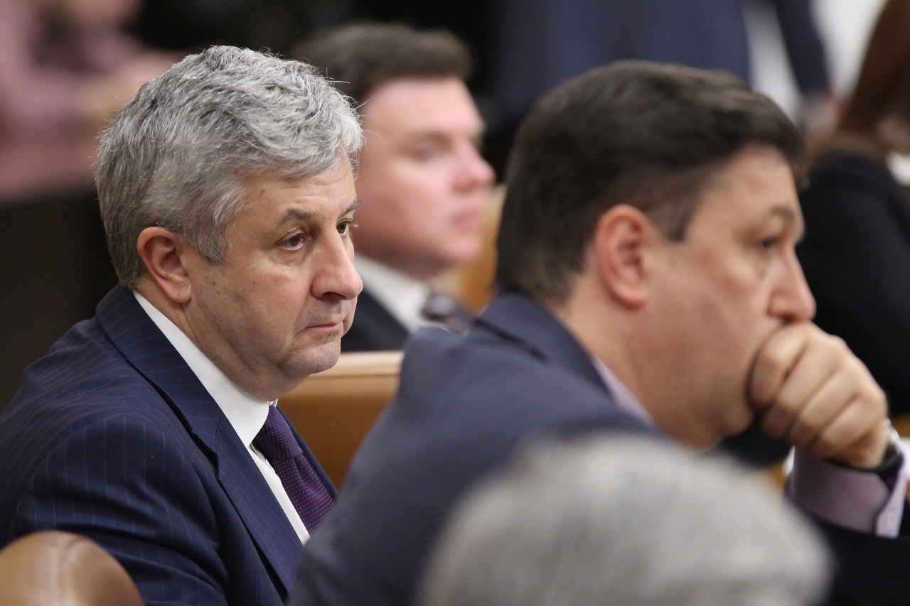 Ambasadele se amestecă din nou. Cum răspunde Puterea