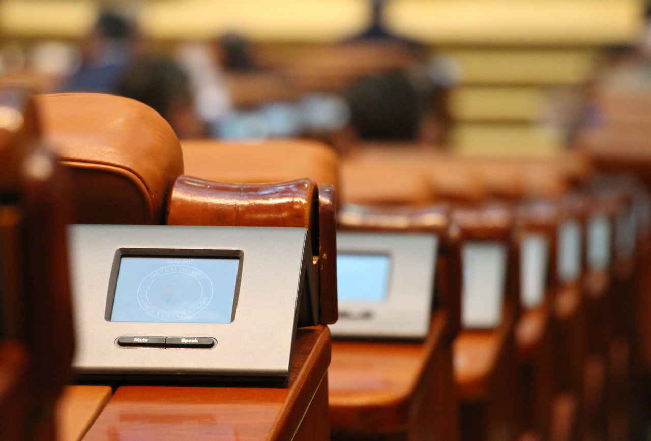 Panică printre deputați. Hackerii care au spart baza de date amenință