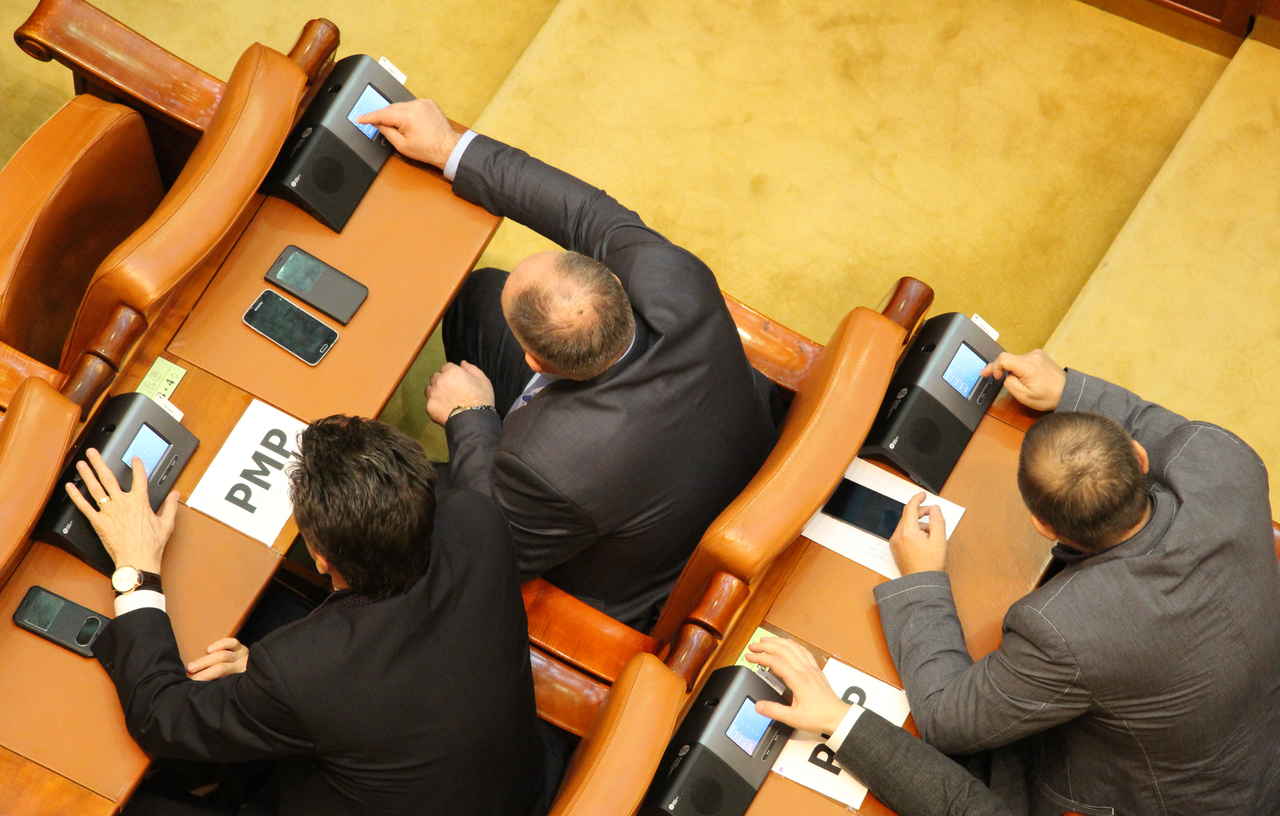 Trai de parlamentar: 261 de lei pentru „fix 6 minute de muncă”