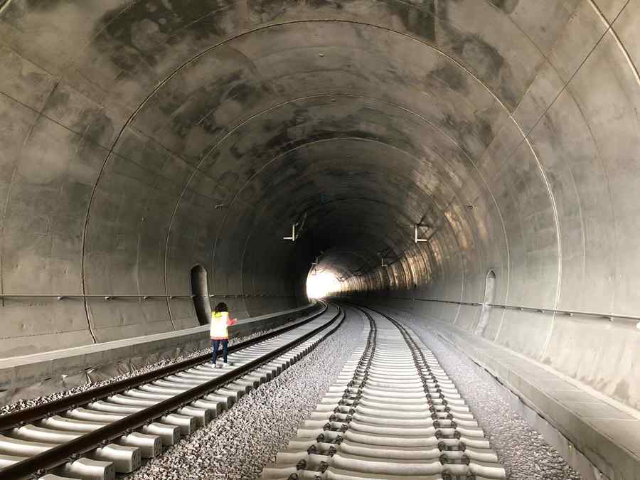 Cel mai lung tunel feroviar construit după 1989, aproape de finalizare