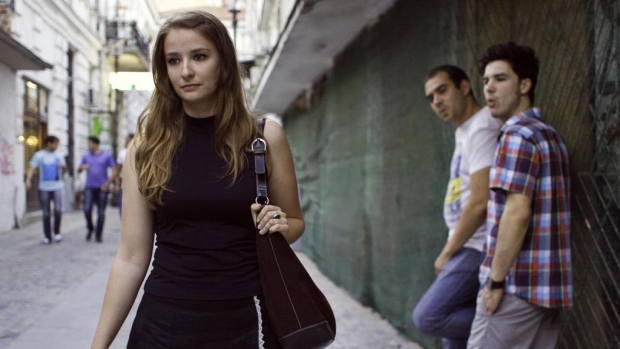 Bărbații care fluieră femeile pe stradă ar putea fi amendați