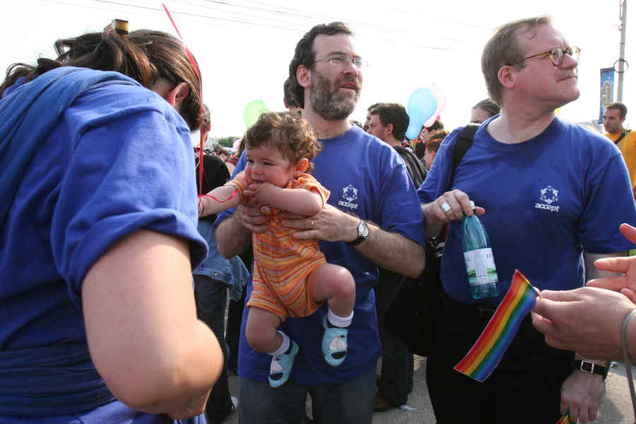 PE interzice folosirea cuvintelor „mamă”, „tată” sau „sex biologic”