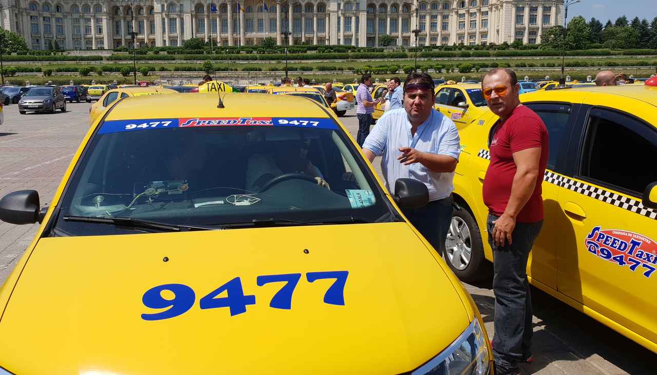 Îmbrânceli și huiduieli la protestul taximetriștilor