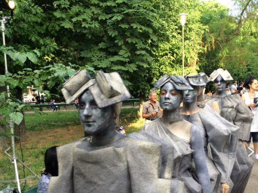 „Strigătele Parisului”, un spectacol al statuilor vivante