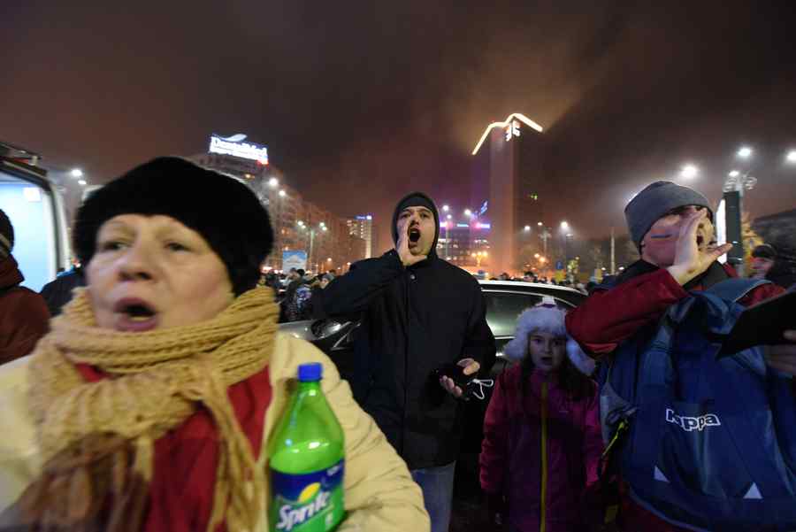 Piața Universității. Protestatarii anunță că vor face un lanț uman la DNA (VIDEO)