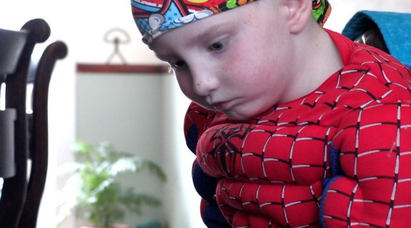 (VIDEO/FOTO) O mască de Spiderman îl face mai curajos pe un copil bolnav de cancer