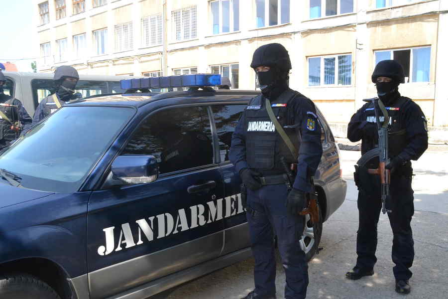 Călcat în picioare de jandarmi conform protocolului
