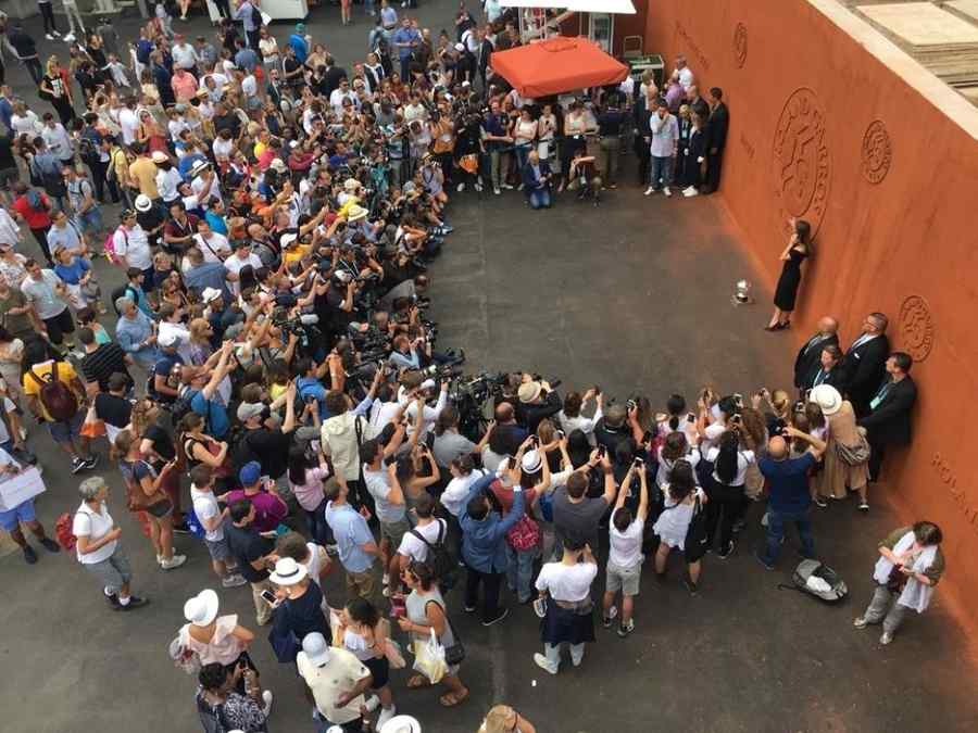 Noi imagini cu Simona și marele trofeu
