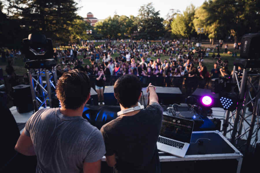 O camionetă a intrat în pietoni la un festival de muzică