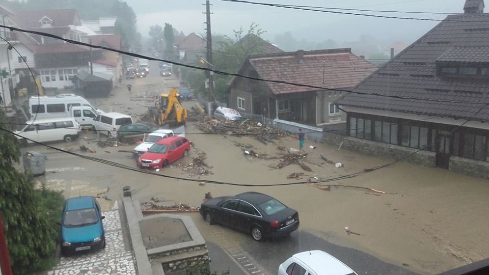 Potop în Vâlcea-Zeci de case inuntate, după o ploaie torențială