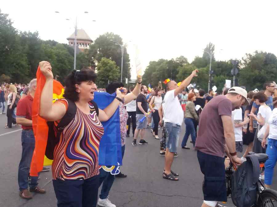 (VIDEO/FOTO) Aplauze în Piața Victoriei pentru condamnare