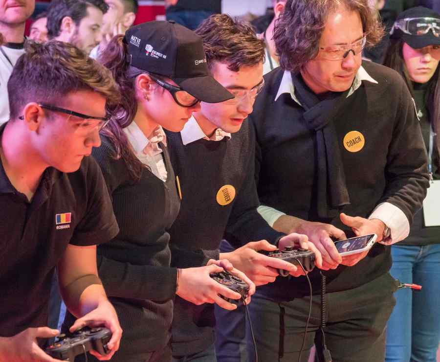 O echipă de elevi participă la un concurs internațional de robotică